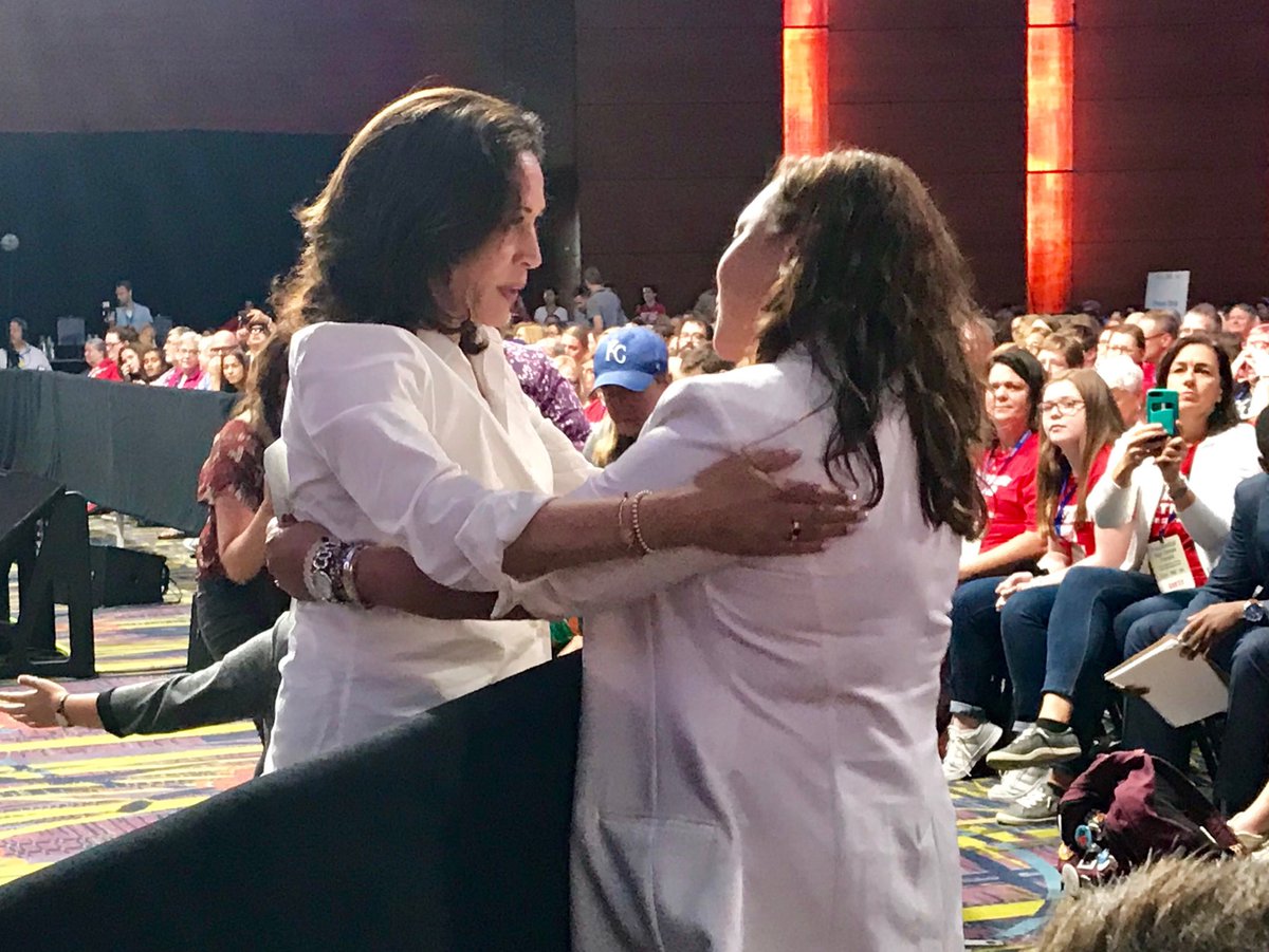 RTruszkowski's tweet photo. .⁦@KamalaHarris⁩ came down off the stage to hug a California ⁦@MomsDemand⁩ volunteer and survivor of gun violence when she asked a question about what the Senator will do to #DisarmHate. ❤️ ⁦@Everytown⁩ #GunSenseForum https://t.co/FsXfV3uyEz