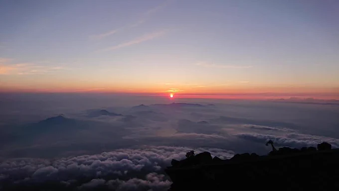 令和元年8月11日。
本日は「山の日」ということもあり非常に多くの登山者が御来光を眺めております。太陽の輪郭がくっきりしておりとても良い御来光です。

全ての登山者が今後も安全で楽しい山行を迎えられますよう富士山から祈ります?

#genkinifujisan 