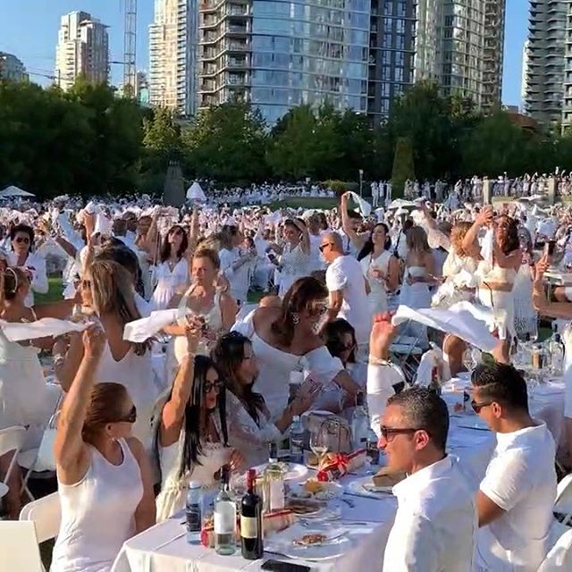 The traditional toast and napkin wave are one of the best parts of #DinerEnBlanc. Super sunny hot night for this is a spectacular setting. Another year in the books. Thank you <a href="/tsc_agency/">The Social Concierge</a> and everyone involved. #westvan #westvancouver… dlvr.it/RB1g5y