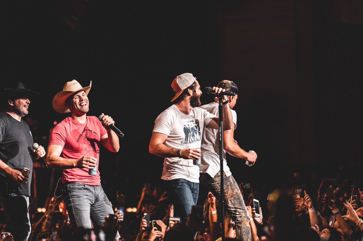 dustinlynch's tweet photo. Boston | MA https://t.co/AJebU9P5Ey