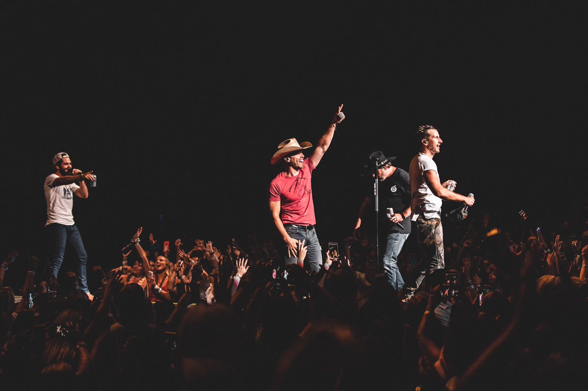 dustinlynch's tweet photo. Boston | MA https://t.co/AJebU9P5Ey
