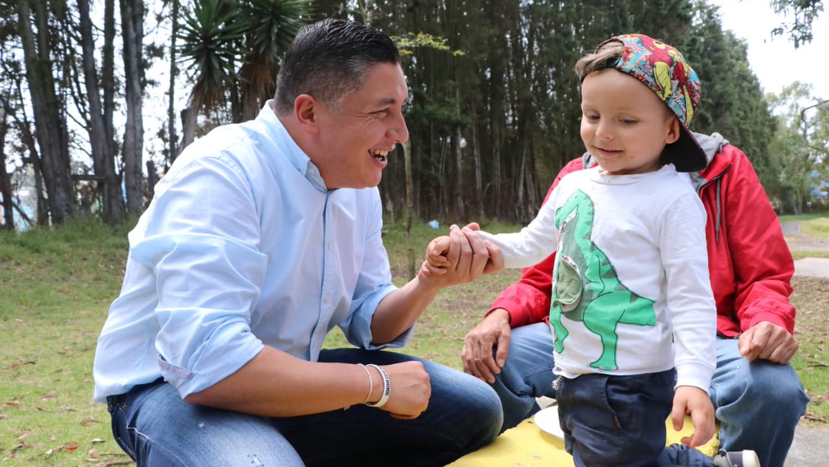 GiovaRamirezM's tweet photo. #DiálogoCiudadano #ConGiovanni
Junto al candidato al Concejo Iván Parra y habitantes de comuna 1 disfrutamos de un delicioso asado en el Club Compartir. https://t.co/NfeWwYIs7z