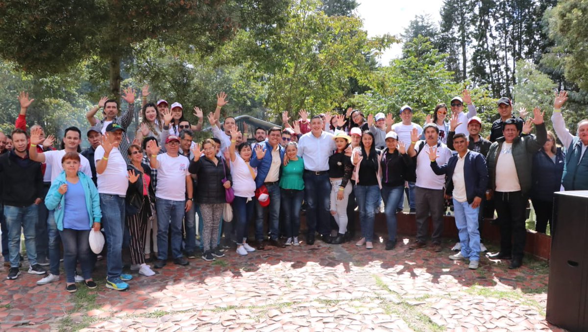 GiovaRamirezM's tweet photo. #DiálogoCiudadano #ConGiovanni
Junto al candidato al Concejo Iván Parra y habitantes de comuna 1 disfrutamos de un delicioso asado en el Club Compartir. https://t.co/NfeWwYIs7z