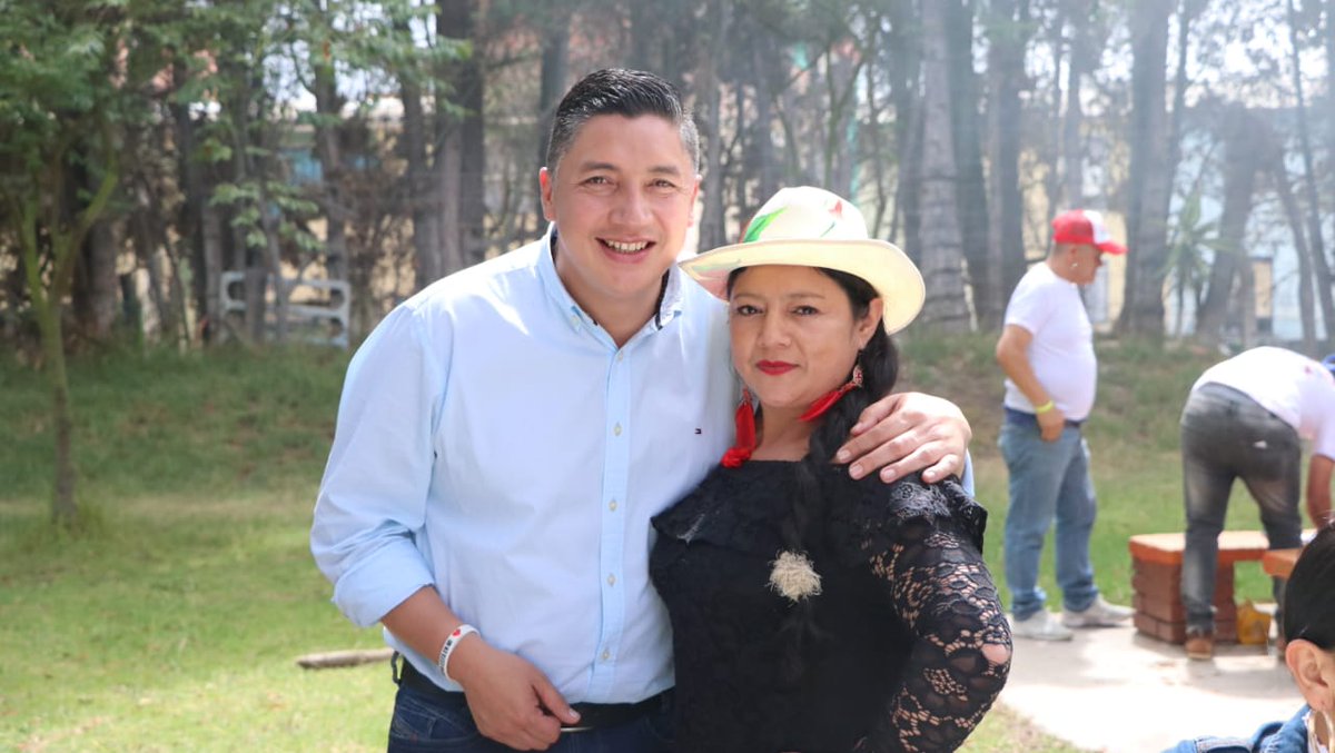 GiovaRamirezM's tweet photo. #DiálogoCiudadano #ConGiovanni
Junto al candidato al Concejo Iván Parra y habitantes de comuna 1 disfrutamos de un delicioso asado en el Club Compartir. https://t.co/NfeWwYIs7z