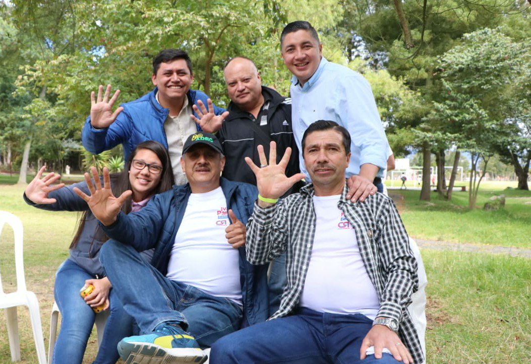 GiovaRamirezM's tweet photo. #DiálogoCiudadano #ConGiovanni
Junto al candidato al Concejo Iván Parra y habitantes de comuna 1 disfrutamos de un delicioso asado en el Club Compartir. https://t.co/NfeWwYIs7z