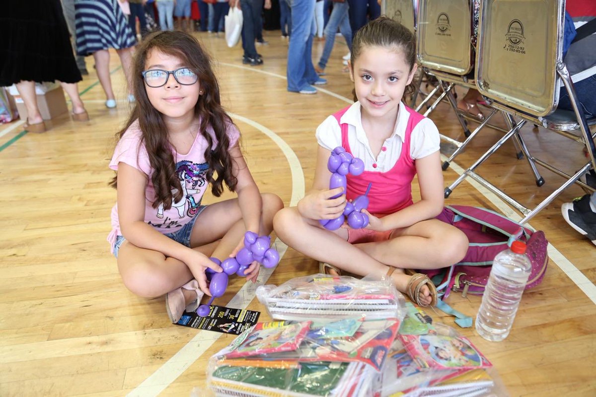 DIFSonora's tweet photo. Miles de familias acudieron al #BazarEscolar2019 donde la gobernadora @ClaudiaPavlovic atestiguó la emoción que se vive previo al arranque del ciclo escolar. https://t.co/eL1JM22g1F