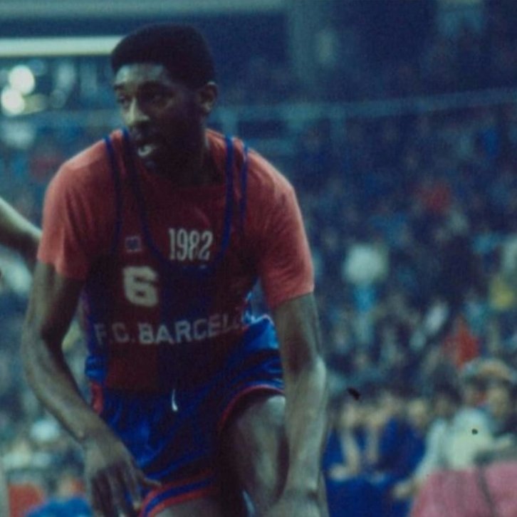 Jugadors que són mites. Persones que escriuen la història. Llegendes que ens han omplert de records. I ara un estel més al sostre del Palau infinit del bàsquet, amb el sis a l'esquena i l'escut del FCB al pit.

Gràcies Chicho!
De tot cor i per sempre, gràcies!