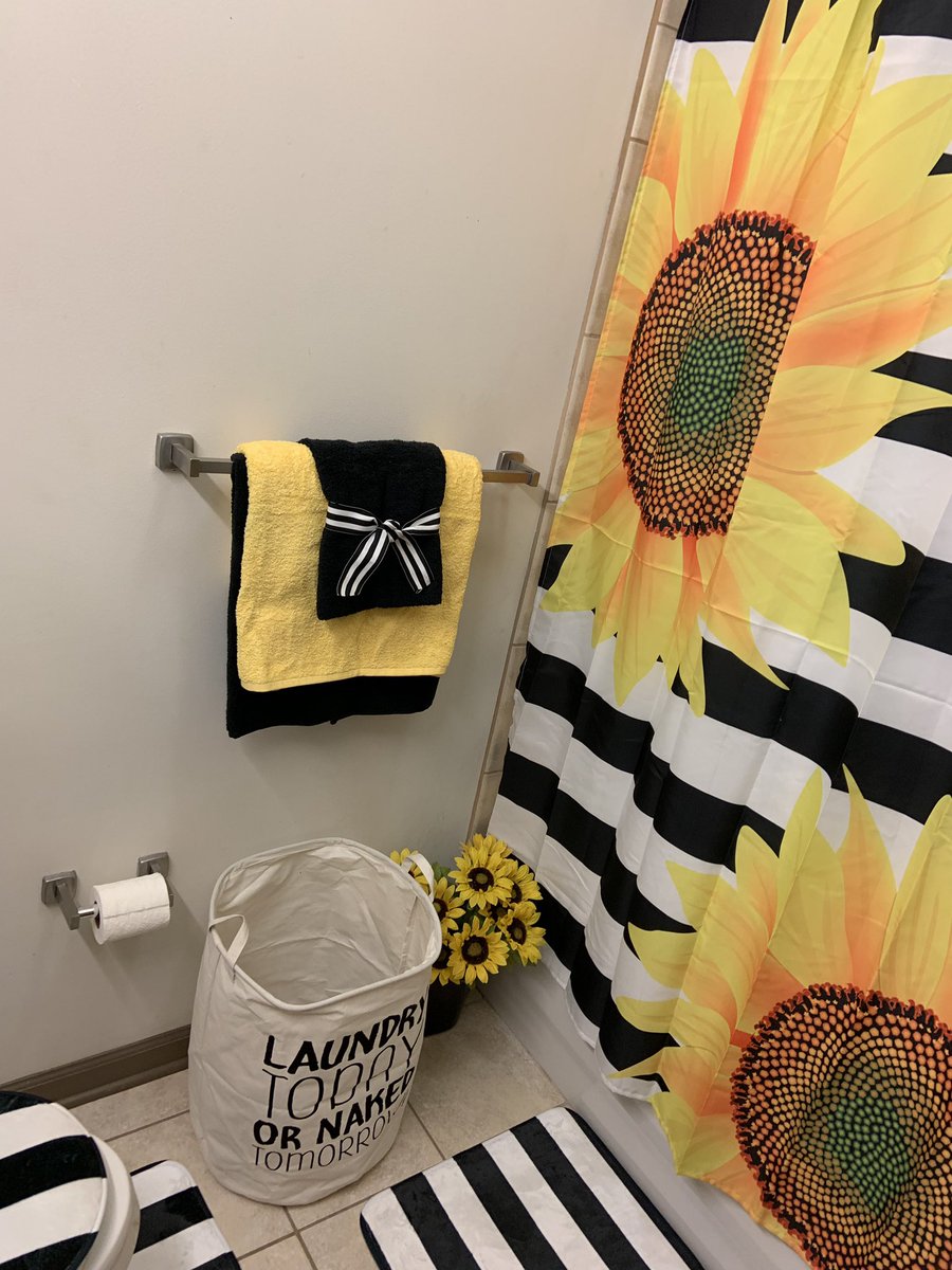 Issa HOT GIRL SUMMER so you know I got it lit 🤩🌻 dorm came out PERFECT 😩