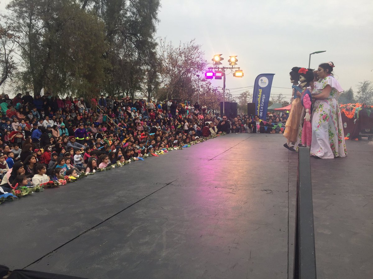 profesorviajero's tweet photo. Lleno total el auditorio del #ParqueCombarbala de @Muni_LaGranja Miles de niños celebrando su día junto a #CocoElMusical. Linda iniciativa del A @FelipeDelpin https://t.co/SD7bk9vLu4