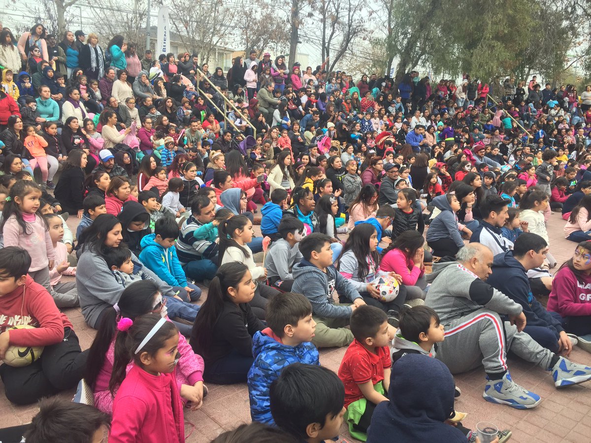 profesorviajero's tweet photo. Lleno total el auditorio del #ParqueCombarbala de @Muni_LaGranja Miles de niños celebrando su día junto a #CocoElMusical. Linda iniciativa del A @FelipeDelpin https://t.co/SD7bk9vLu4