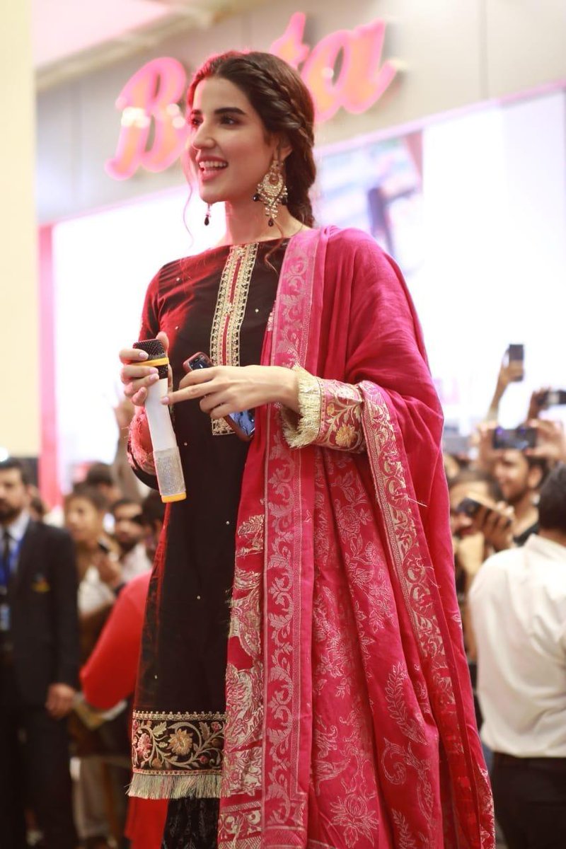 SaqibWrites's tweet photo. The #HeerMaanJa team takes over #CentaurusMall #Islamabad in full swing❗Making the crowd roar with excitement as they sang their promotional rap song and #FaizanShaikh performed on #AddiMaar❗
-
#IRKFilm #HareemFarooq #AliRehmanKhan #FaizanShaikh #HeerMaanJaThisEid https://t.co/7CAoBEsd6H