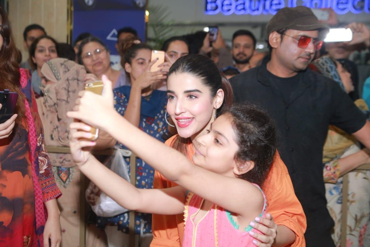 SaqibWrites's tweet photo. The #HeerMaanJa team takes over #CentaurusMall #Islamabad in full swing❗Making the crowd roar with excitement as they sang their promotional rap song and #FaizanShaikh performed on #AddiMaar❗
-
#IRKFilm #HareemFarooq #AliRehmanKhan #FaizanShaikh #HeerMaanJaThisEid https://t.co/7CAoBEsd6H