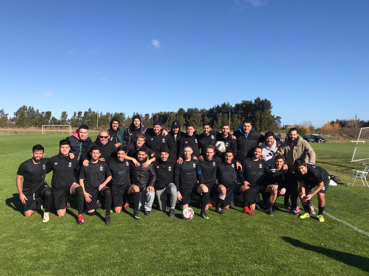 Samcro_FC's tweet photo. _____________________
TRICAMPEÓN DE CAMPEONES  
🏆🏆🏆
————

SAMCRO 3-0 Costa Blue 

⚽️⚽️ Duarte
⚽️ Artigas

#SiempreSAMCRO☠️ https://t.co/uUeIGF5ZkX