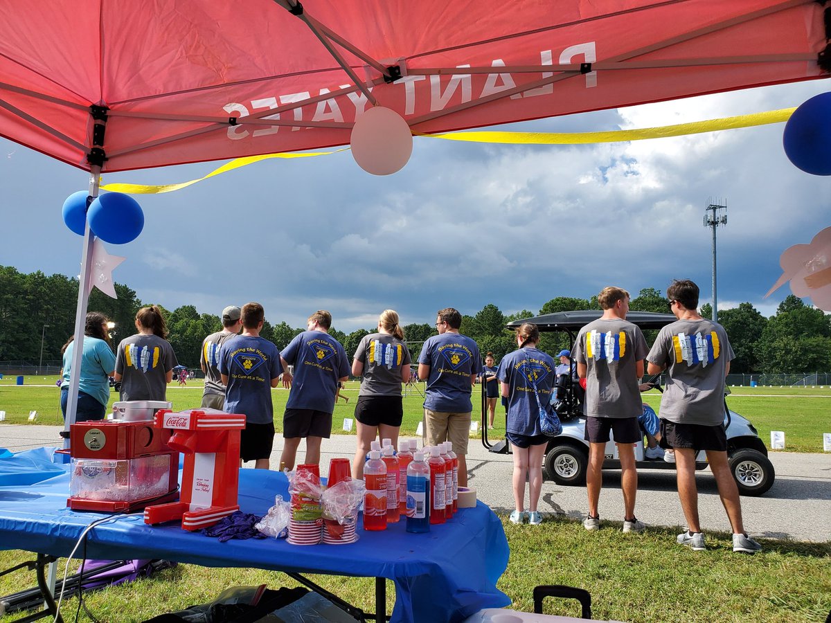 NewnanBetaClub's tweet photo. Rescheduled Relay for Life. Beta Club representing! https://t.co/0kQ4rTUQPD