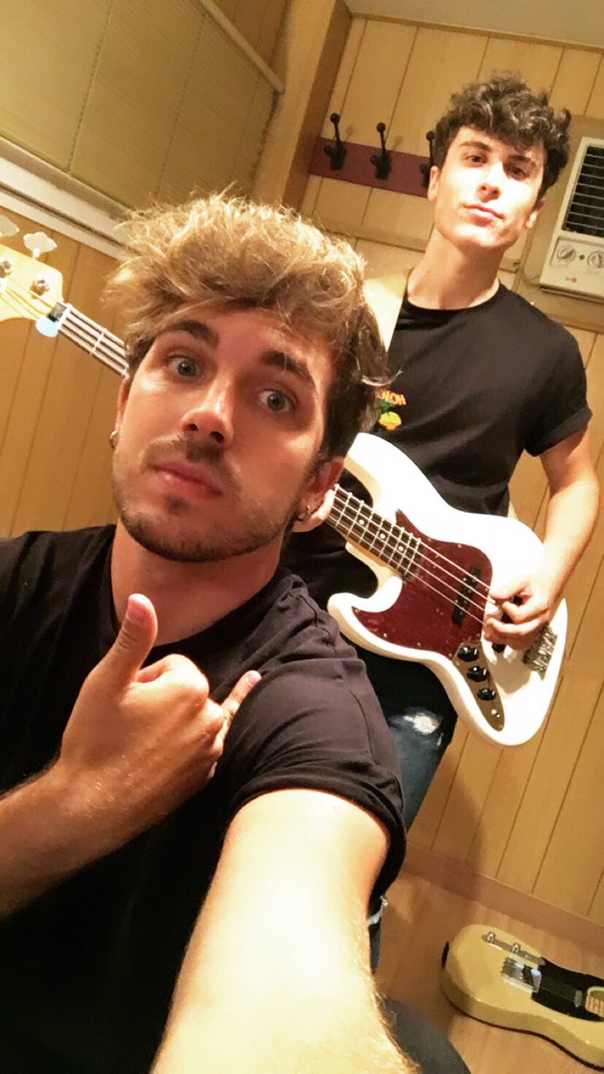 Nos vemos a las 23:00 en las fiestas de <a href="/AytoSesena/">AyuntamientoSeseña</a> 
Que pasada compartir escenario otra vez con <a href="/pablomoramusica/">Pablomora</a> 😁😁
Vamooooos!!!🙃🙃