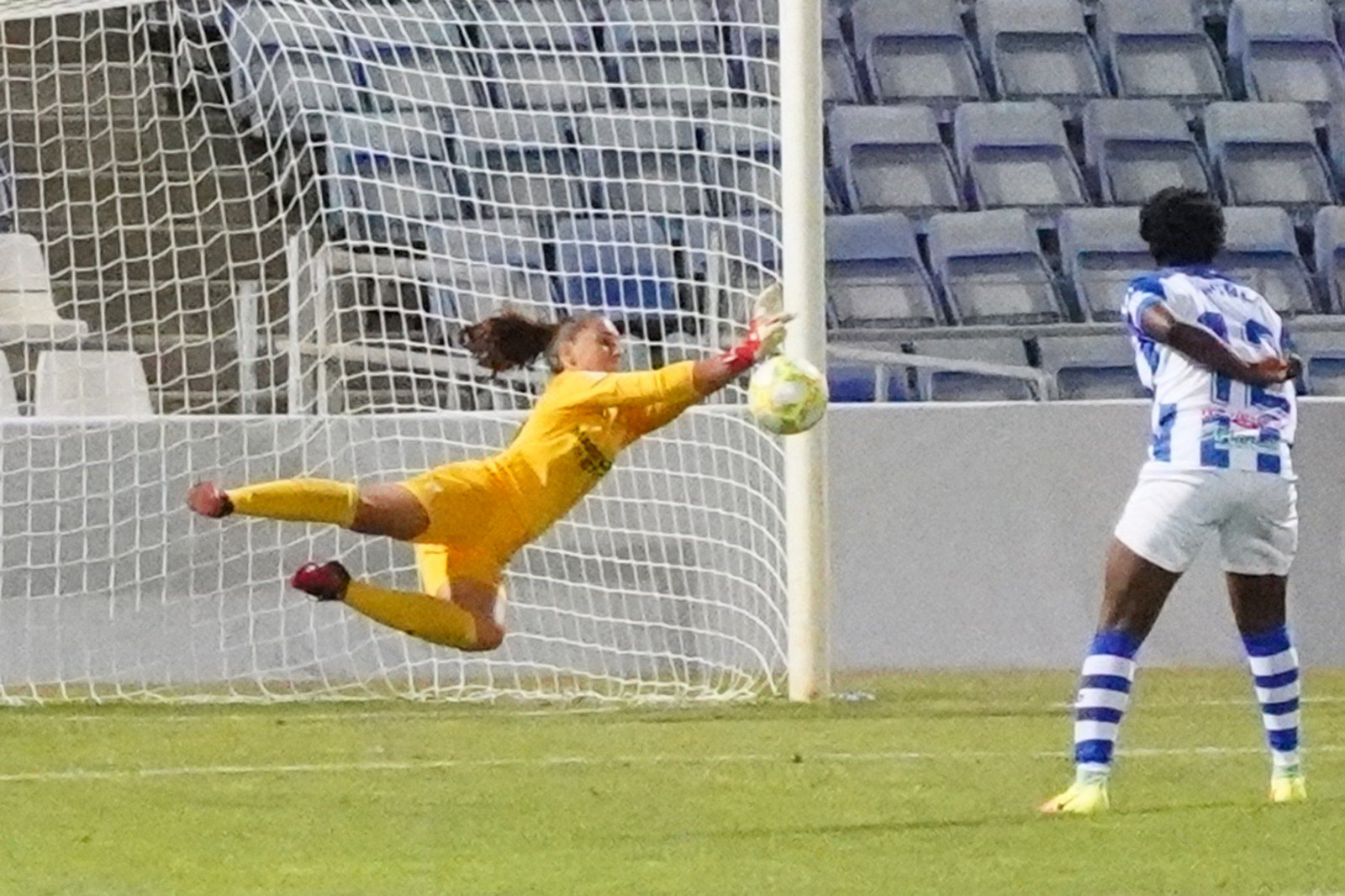 Sara Serrat, portera del Sevilla Femenino, en Huelva.