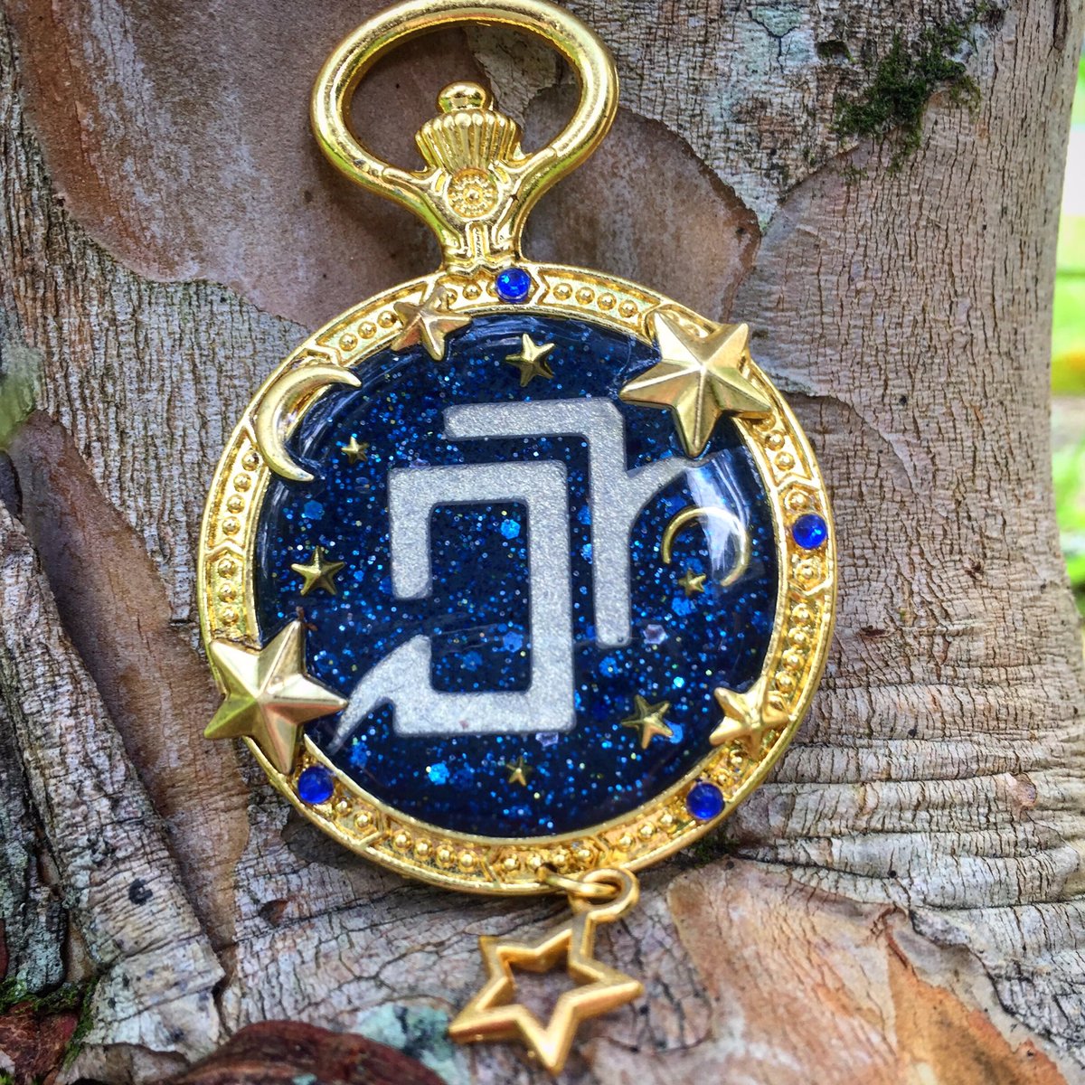 jezziepop's tweet photo. I got more bezels~ I got the urge to do an #AST #trinket while I waited on supplies for the Bard one~ the Camera made the symbol more white than it is, but it shimmers gold~ #ffxivjob #ffxiv #FinalFantasyXIV #astrologian #uvresin https://t.co/nloA57JaA4