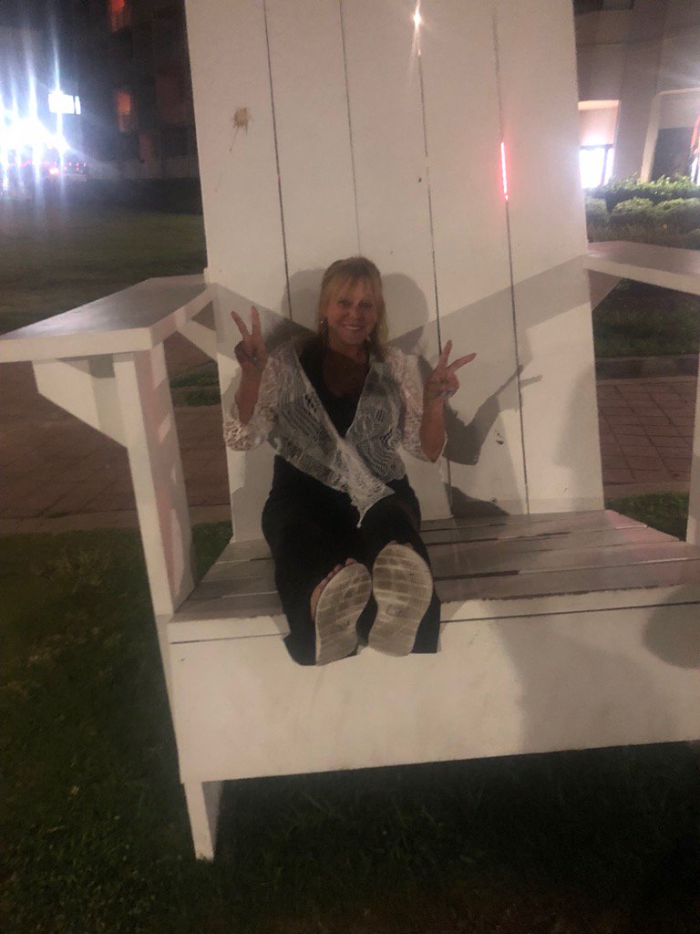 DebbieJJohnston's tweet photo. Sometimes it fun to sit in the BIG chair teehee! https://t.co/Qqzhg8kJ8O