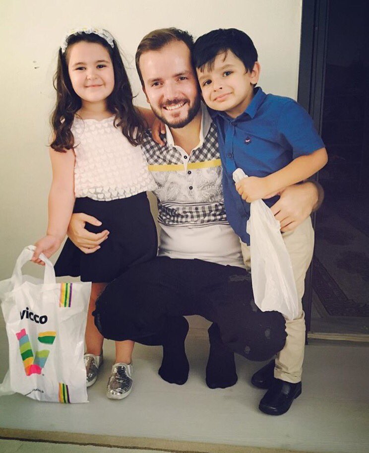 becomat35's tweet photo. Bir zamanlar biz de kapı kapı dolaşır poşetlerimizi açar şeker toplardık.. Paranın değerini bilmeyen çocuklardık. 🍫🍬👫#bayramdanbeklediğim https://t.co/nLsuqTpZnp