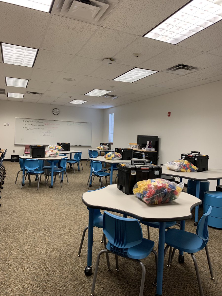 PQNWAOKC's tweet photo. The STEM Classroom is set up and ready for the first day of school at Prairie Queen ES! Thanks to Principal Lisa West and volunteers from @PQNWAOKC for setting up the classroom! @NatalieJohnPapa @PrairieQueenES @NACOK_ORG @OKCPS @CalRipkenSrFdn https://t.co/3LkX62kZvU