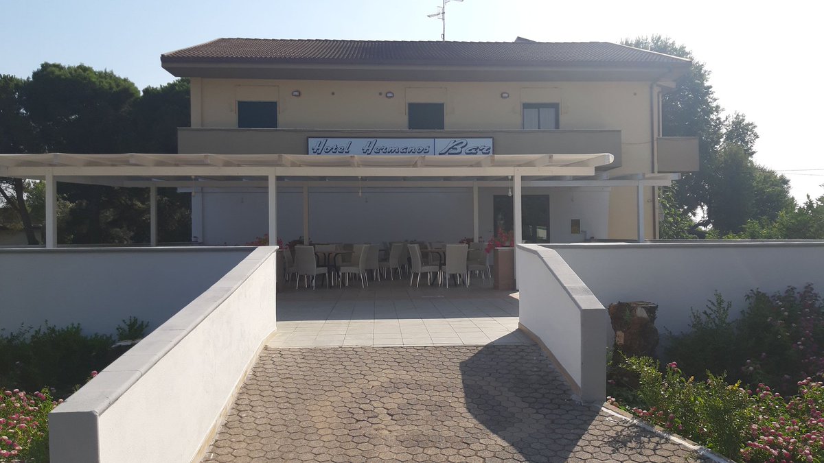 ColucciLc's tweet photo. #hermanos #bar #hotel #capacci #paestum https://t.co/ywBHMyJZHB