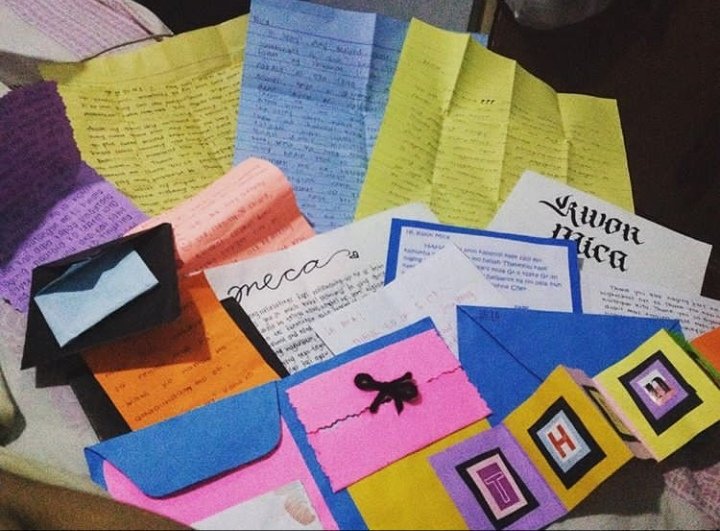 kwonmeca's tweet photo. Yung mga letters andyan pa, pero yung mga nagbigay wala na. 😔 

flex ko lang ✨ since elementary pa yung iba dyan hahahaa https://t.co/ngzKiKCb2R