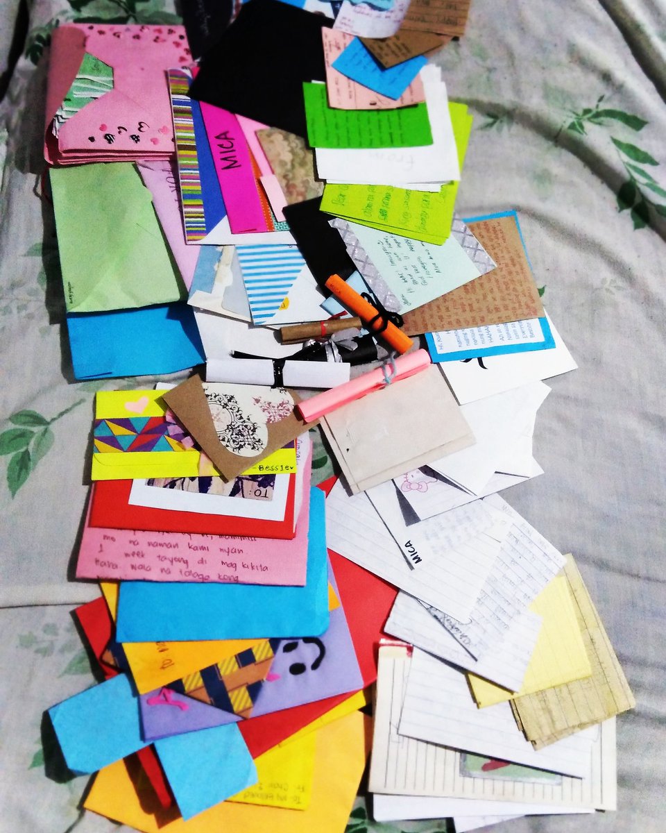 kwonmeca's tweet photo. Yung mga letters andyan pa, pero yung mga nagbigay wala na. 😔 

flex ko lang ✨ since elementary pa yung iba dyan hahahaa https://t.co/ngzKiKCb2R