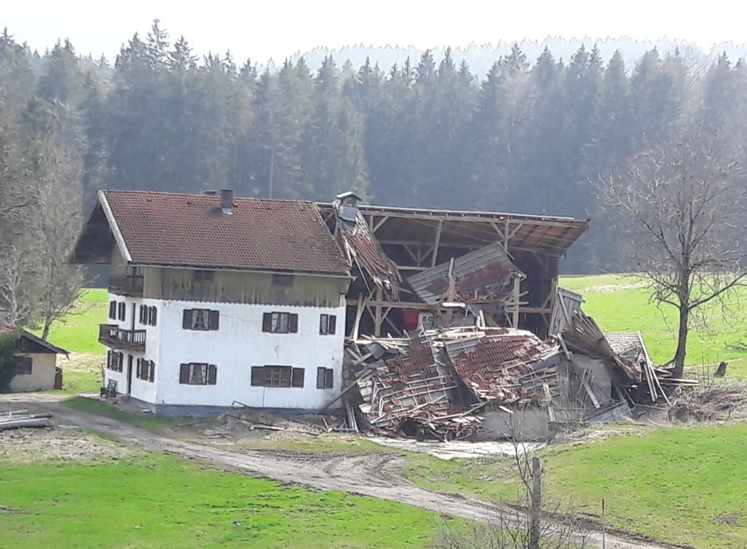 das_Janchen's tweet photo. So. Irgendein superreicher Münchner hier, der schon ewig auf der Suche nach einem urigen Bauernhäusl ist? Ich wüsst' da was. #upperbavaria #okayokay @_donalphonso https://t.co/xpFyEtpMiP