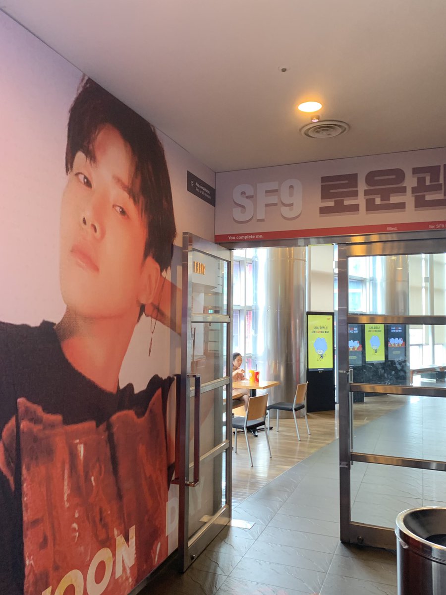 SF91209's tweet photo. @filled_rw 
#SF9_로운관 #로운관 
#로운이의_진심은_통한다
#HAPPYROWOONDAY

어제 콘서트 보고 오늘 바로 로운관보러 왔어요!! 아침에 일어나느라 힘들어서 조금 늦어서 영화끝나고 구경했는데 너무 예뻐요!! 이벤트 감사합니다❤️ https://t.co/Ckg3whw7Im