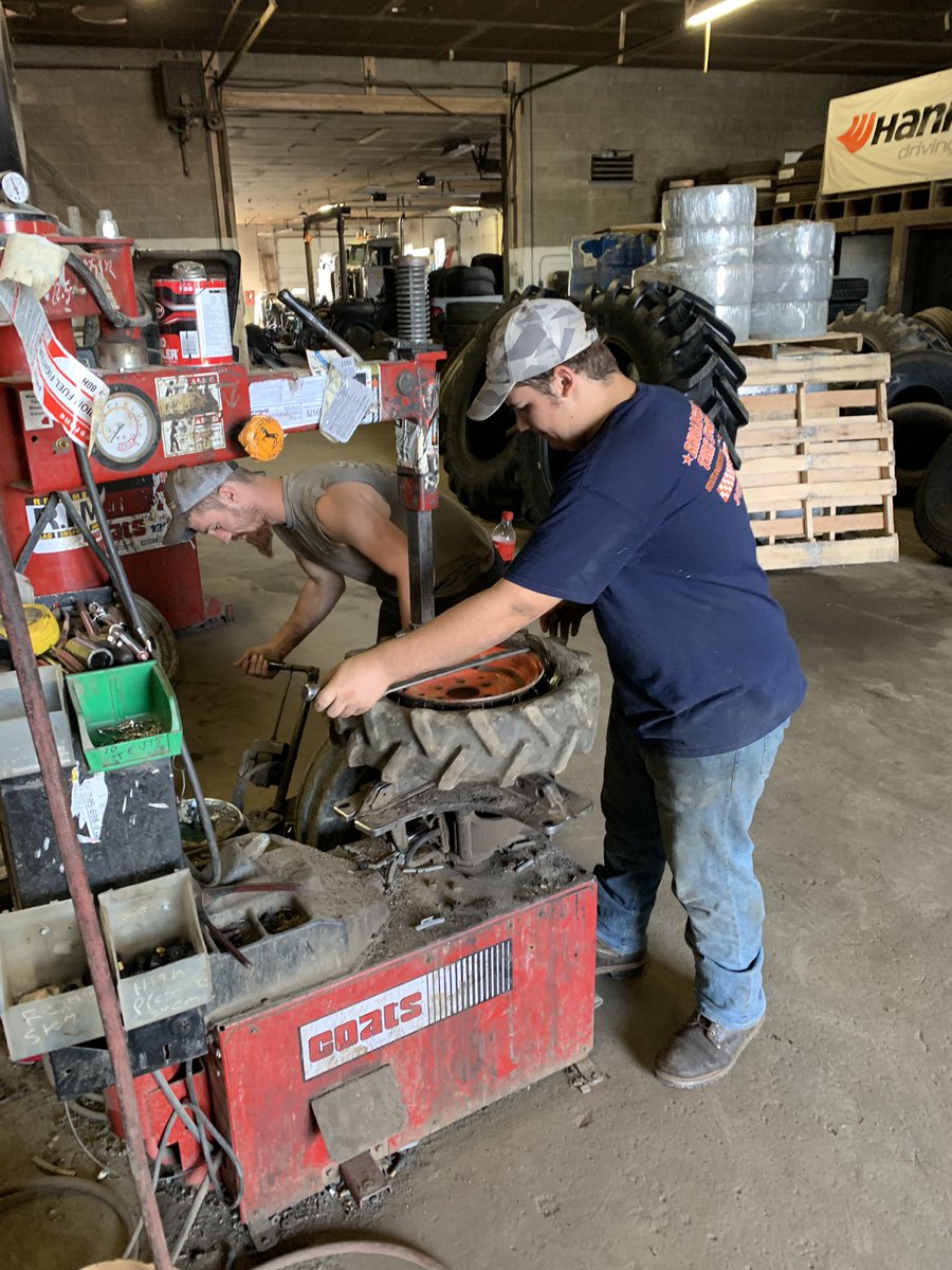 kjmcmichael's tweet photo. #SAEVisit by day, Wedding Coordinator by night!
Summer gives some extra flexibility to this #AgEdu teach, opening me up for some fun hobbies! Good work to Alec & Congrats to my couple! https://t.co/eWnPTrPhHt