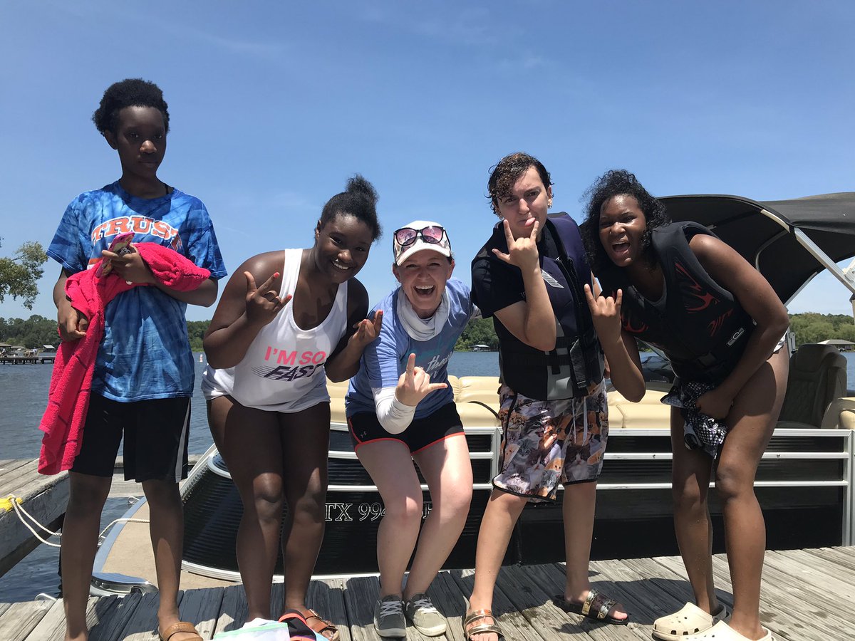DeniseMccrummen's tweet photo. Awesome volunteer day on Lake Tyler with Fostering Collective #giveback https://t.co/MTtSUSoD6C