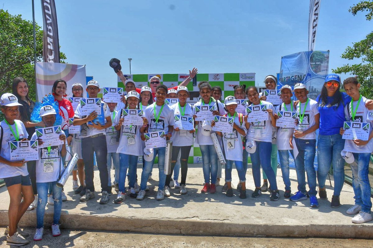 colectivotraso's tweet photo. Gracias a @EsenttiaSA, niños, niñas y jóvenes de la IE Madre Gabriela de San Martín y Ambientalista de Cartagena, que hacen parte del proyecto #EnLaJugadaAjedrez participaron hoy de #AjedrezAlParque, un espacio en el que pusieron en juego sus habilidades en esta disciplina. https://t.co/5IV8sq4dcr