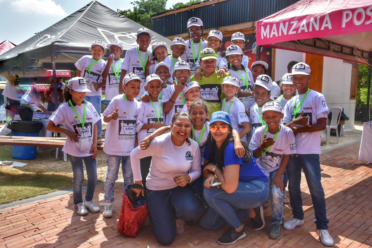 colectivotraso's tweet photo. Gracias a @EsenttiaSA, niños, niñas y jóvenes de la IE Madre Gabriela de San Martín y Ambientalista de Cartagena, que hacen parte del proyecto #EnLaJugadaAjedrez participaron hoy de #AjedrezAlParque, un espacio en el que pusieron en juego sus habilidades en esta disciplina. https://t.co/5IV8sq4dcr