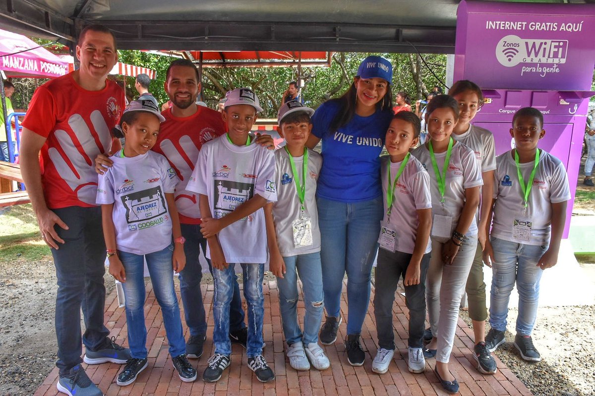 colectivotraso's tweet photo. Gracias a @EsenttiaSA, niños, niñas y jóvenes de la IE Madre Gabriela de San Martín y Ambientalista de Cartagena, que hacen parte del proyecto #EnLaJugadaAjedrez participaron hoy de #AjedrezAlParque, un espacio en el que pusieron en juego sus habilidades en esta disciplina. https://t.co/5IV8sq4dcr