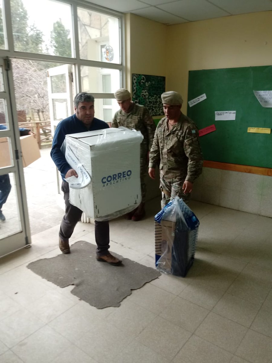 JorgeFavaloro's tweet photo. Ejercito_Arg : #ARGENTINA nuestros soldados, custodios de los centros de votación #PASO2019, ya se encuentran en ellos y han recibido los materiales para que mañana podamos votar con tranquilidad. Podes enviarnos tus fotos con nuestros soldados al #EJERC… https://t.co/GXWKuBc6ka