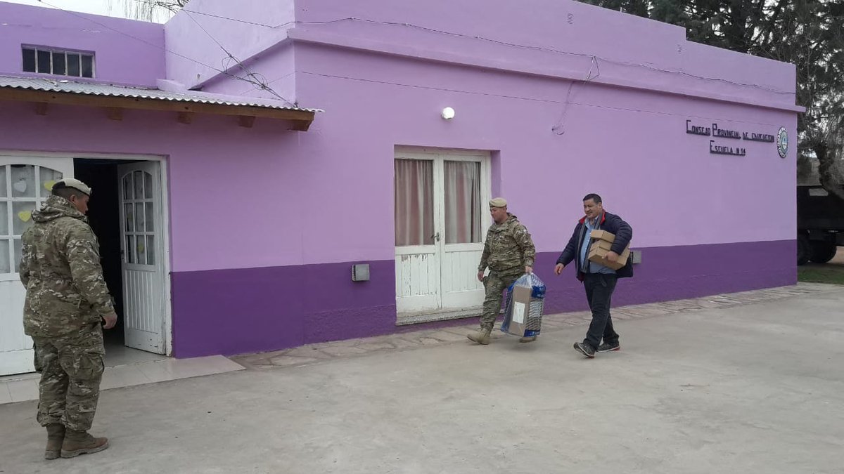 JorgeFavaloro's tweet photo. Ejercito_Arg : #ARGENTINA nuestros soldados, custodios de los centros de votación #PASO2019, ya se encuentran en ellos y han recibido los materiales para que mañana podamos votar con tranquilidad. Podes enviarnos tus fotos con nuestros soldados al #EJERC… https://t.co/GXWKuBc6ka