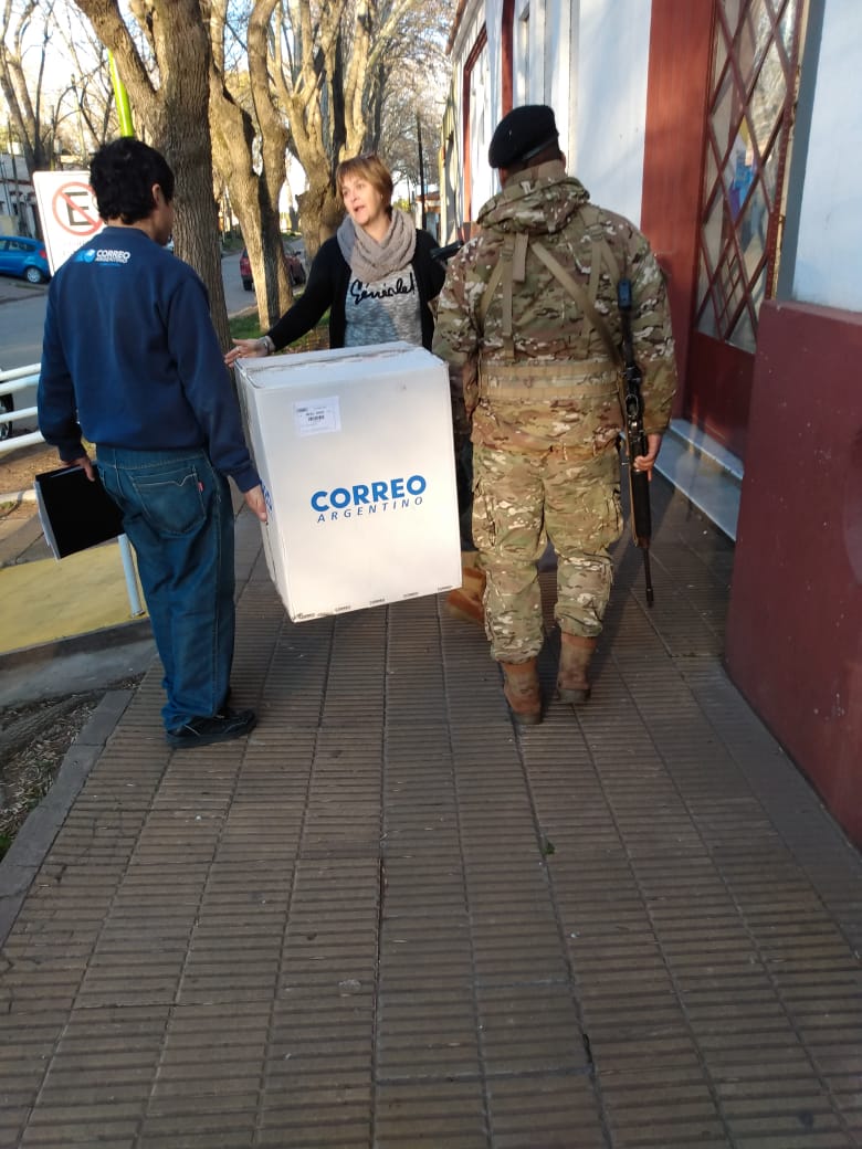 JorgeFavaloro's tweet photo. Ejercito_Arg : #ARGENTINA nuestros soldados, custodios de los centros de votación #PASO2019, ya se encuentran en ellos y han recibido los materiales para que mañana podamos votar con tranquilidad. Podes enviarnos tus fotos con nuestros soldados al #EJERC… https://t.co/GXWKuBc6ka