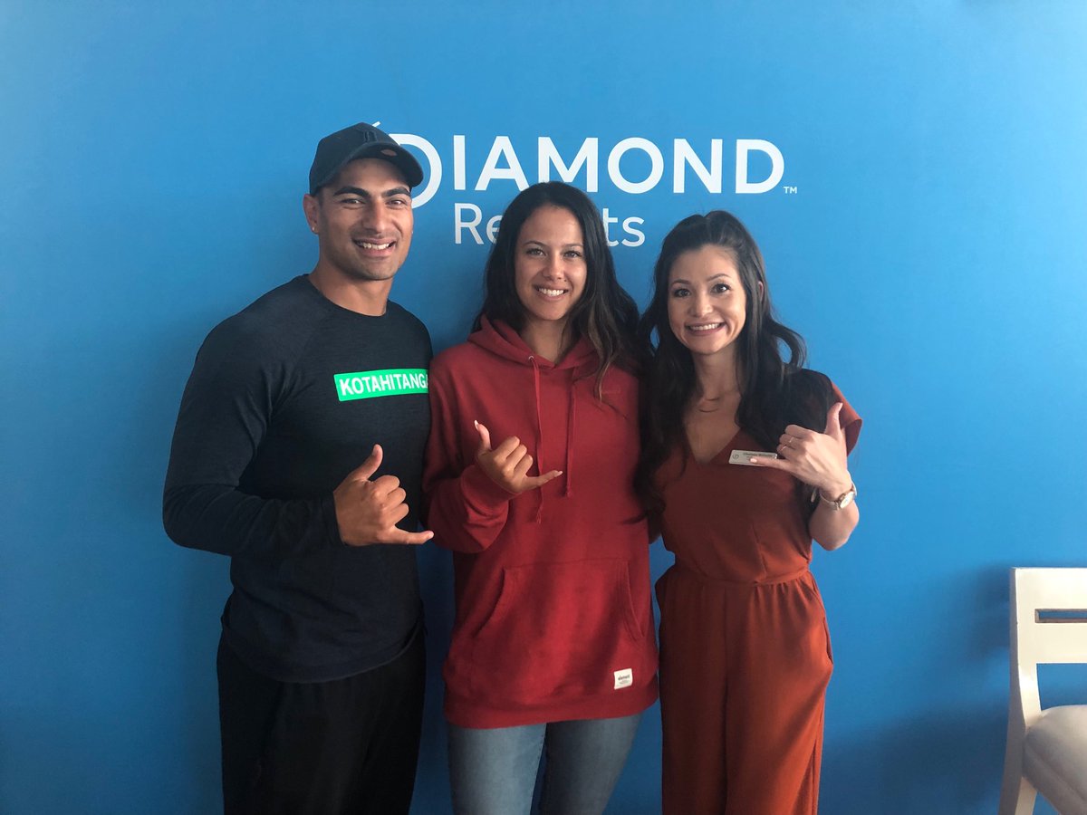 Visiting from New Zealand and on their honeymoon😍🥰🤙🏼 He said “Baby, I love you more than anything and I don’t want you to ever forget it. I’m taking you on a honeymoon next year and every year after that too!” swoooooon 😍         #newowners #love #hawaii #diamondresorts