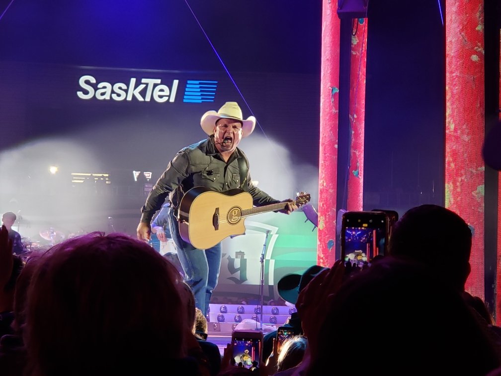 Dixie_827's tweet photo. @garthbrooks @PTrombley20 Thanks @garthbrooks for an amazing night! The thunder rolled and the lightening striked but in true saskatchewan  fashion we embraced the moment and turned it into a hell of a good night! https://t.co/ihjIh2n95D