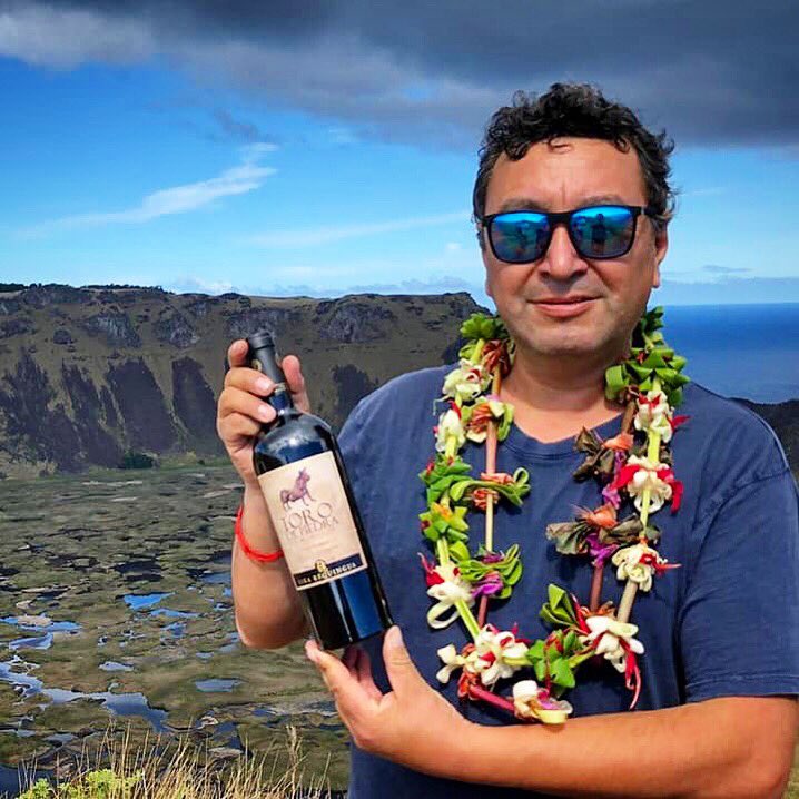 MundoVendimiaCL's tweet photo. Nuestro amigo y embajador @panchosotelo en #RapaNui con el Toro más premiado de Chile @ToroDePiedraCL ❤��👏🏼 https://t.co/KfNVKZLE7J