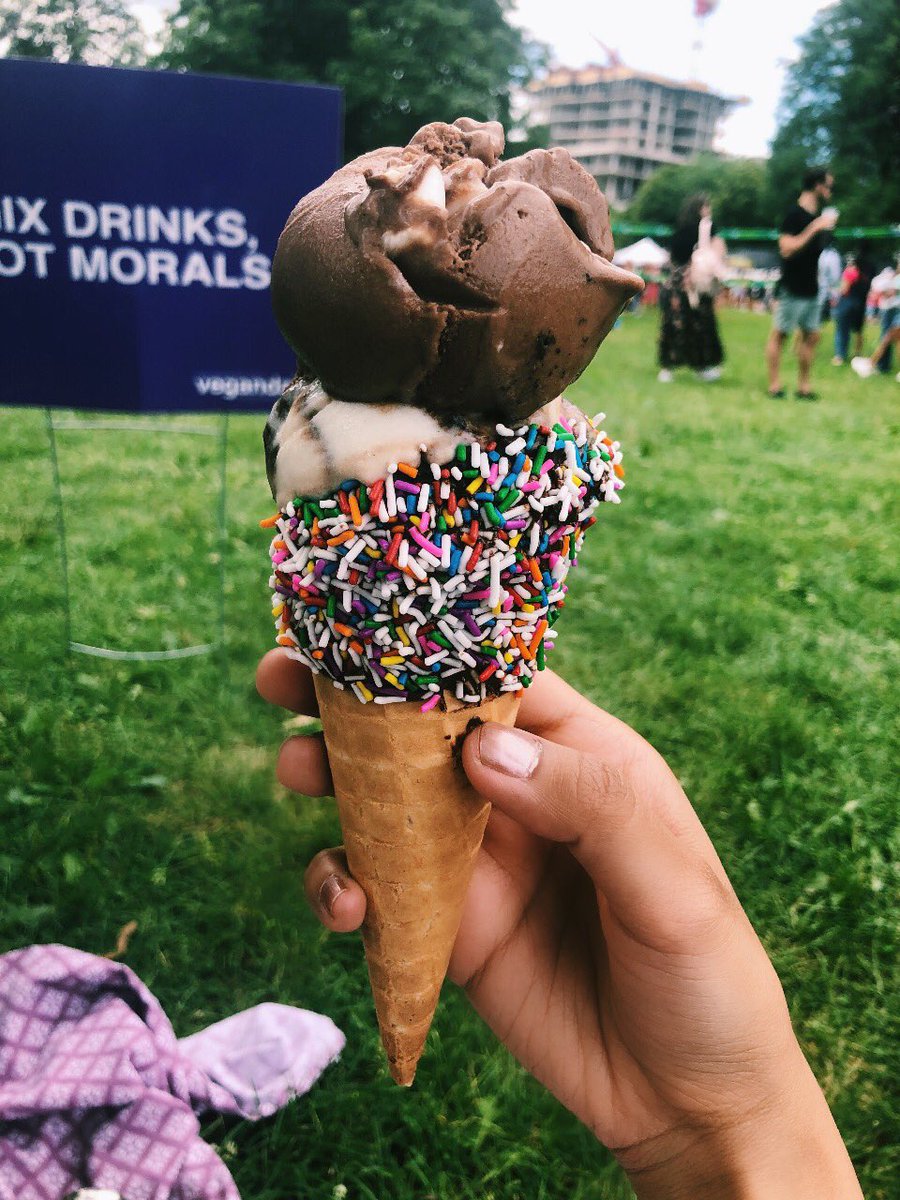 curryspic3's tweet photo. vegandale fest, toronto 🌿 https://t.co/WLaPkAtix4
