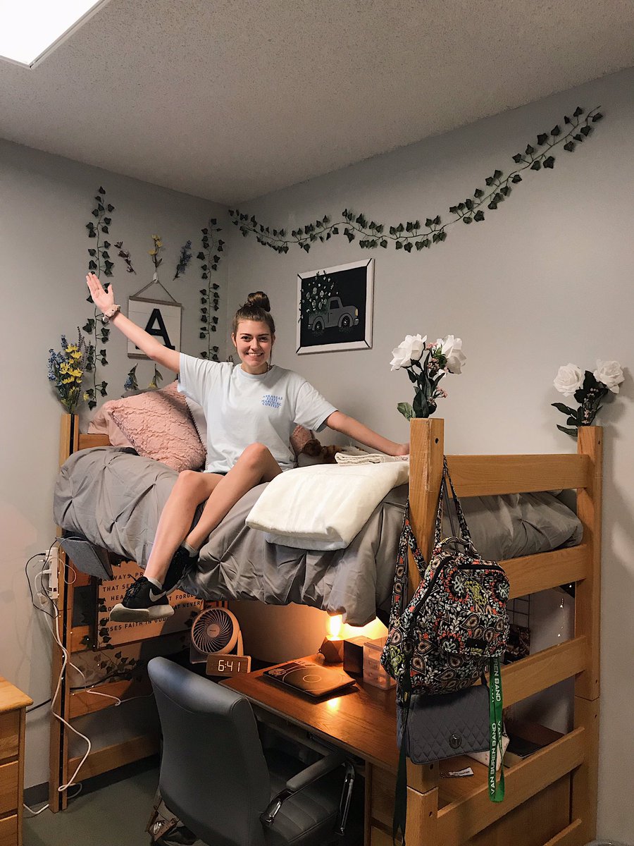 DandDspears15's tweet photo. All moved in! Gonna miss this ray of sunshine but we know we can’t keep all that sunshine to ourselves. It’s time for her to learn and grow so she can continue shining! We love her so much and are so proud of who she is! #rememberwhoseyouare #shinebright #weLOVEyou @ASpears44 https://t.co/TFFEJY8qoI