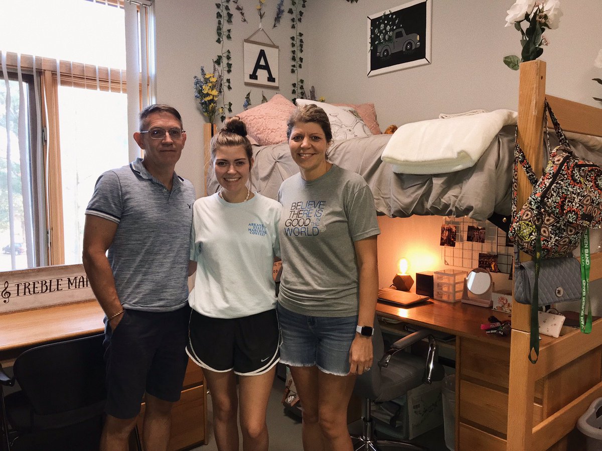 DandDspears15's tweet photo. All moved in! Gonna miss this ray of sunshine but we know we can’t keep all that sunshine to ourselves. It’s time for her to learn and grow so she can continue shining! We love her so much and are so proud of who she is! #rememberwhoseyouare #shinebright #weLOVEyou @ASpears44 https://t.co/TFFEJY8qoI