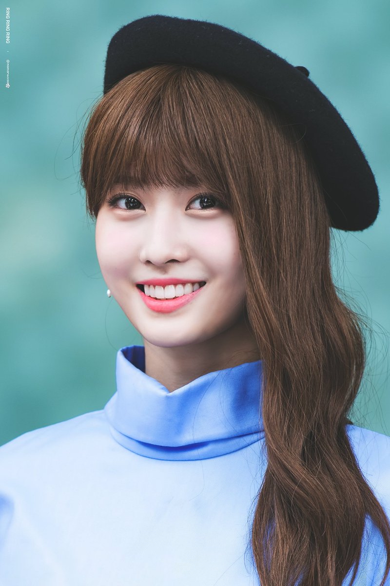 이때 컴백인가 뭔가 머리색 숨기려고 애들 가발 쓰고 나왔을때 모모 가발 쓴 사진 보고 한참  웃었지 ㅋㅋㅋ ㅋㅋㅋ오늘도 가발 쓰고 나올까 궁금하네 ㅋㅋㅋㅋㅋㅋㅋㅋㅋㅋ 😂😂😂😂😂