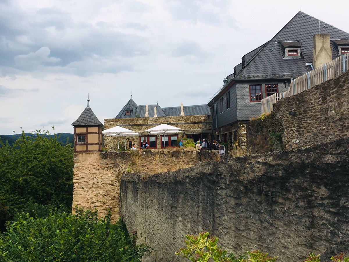 ドイツ観光局b2b Tyo ブラウバッハの町の頭上にはマルクスブルク城 が聳えています 12世紀に建てられた後 どの戦争にも壊されず そのままの姿を残す不落の城 石のトンネルを抜け お土産屋さん隣のこの場所からお城見学スタート 本日はブラウバッハ在住