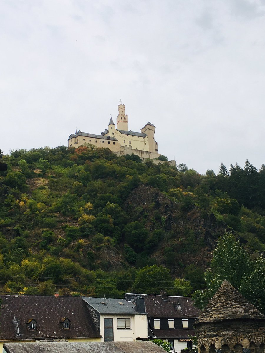 ドイツ観光局b2b Tyo ブラウバッハの町の頭上にはマルクスブルク城 が聳えています 12世紀に建てられた後 どの戦争にも壊されず そのままの姿を残す不落の城 石のトンネルを抜け お土産屋さん隣のこの場所からお城見学スタート 本日はブラウバッハ在住