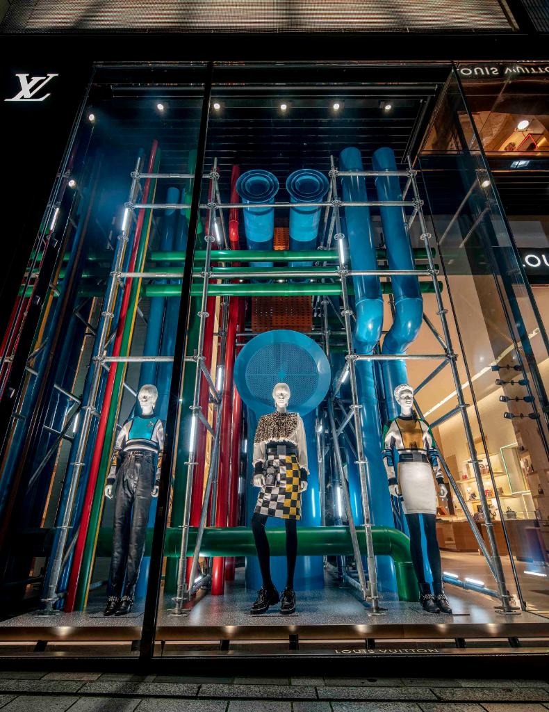 2019秋冬ウィメンズ・ファッションショーの舞台を再現したウィンドウ