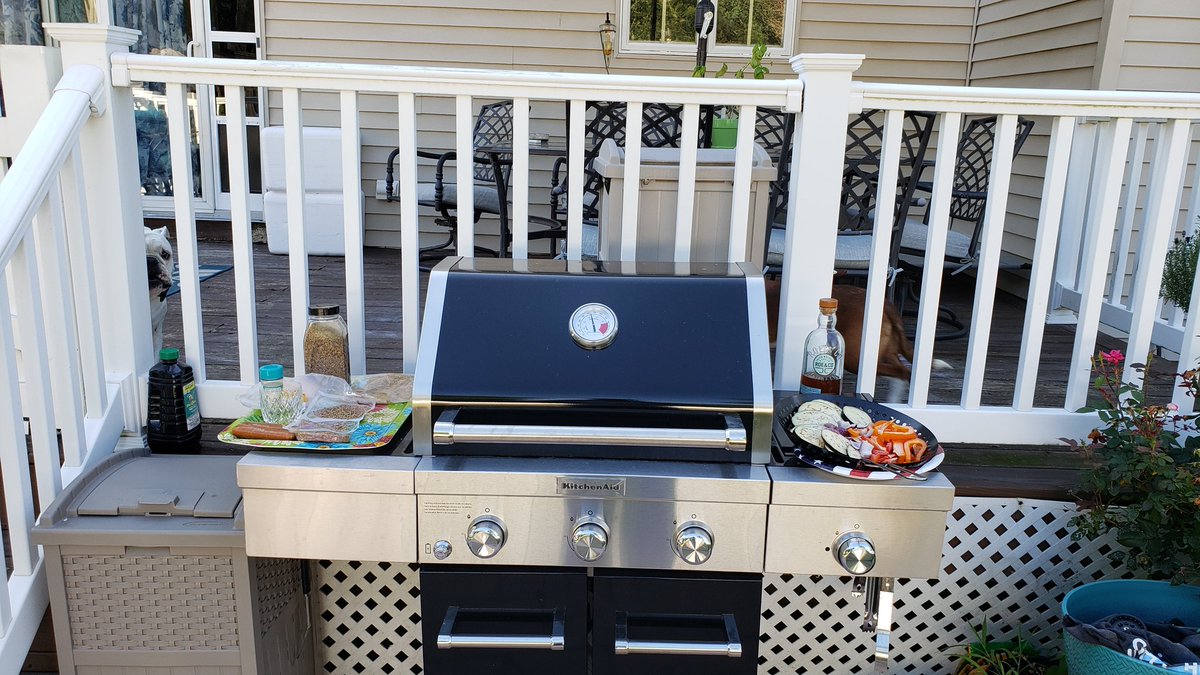 KPalzer's tweet photo. #Grillingtime #whiskey #brauts #burgers #veggy #chicken https://t.co/BMCvThRLss