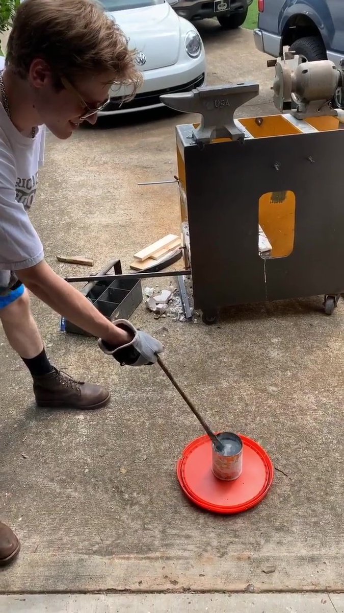 clichejuice18's tweet image. So this is how Lucas is spending his bday. 😊 Remind you of anyone we know? 😂💙🖇️😂📎 From Lucas&apos;s IG with thanks. #MacGyver #MacHacks 👍