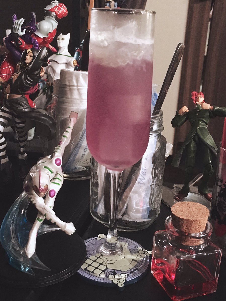 昨日、初ジョジョバーへ行ってまいりました?ずっとここに住みたい。ナランチャがチョコとオレンジカクテルで、メローネはフラワー風味だけどデロドロ卵白入りのまさに変態チック…また行きたい…幸せだった… 
